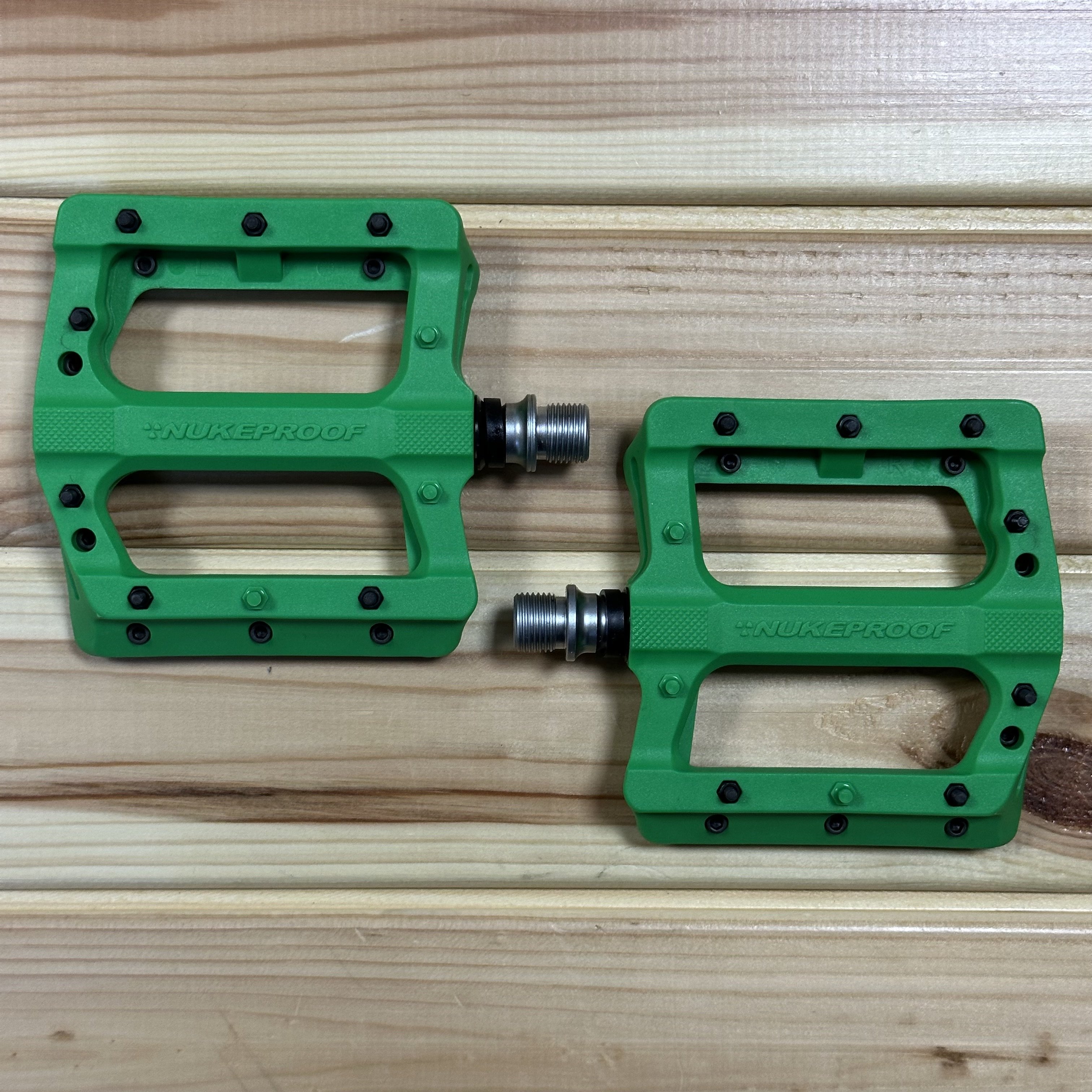 Nukeproof Neutron Electron Evo 354C Platform Pedal - Yeşil