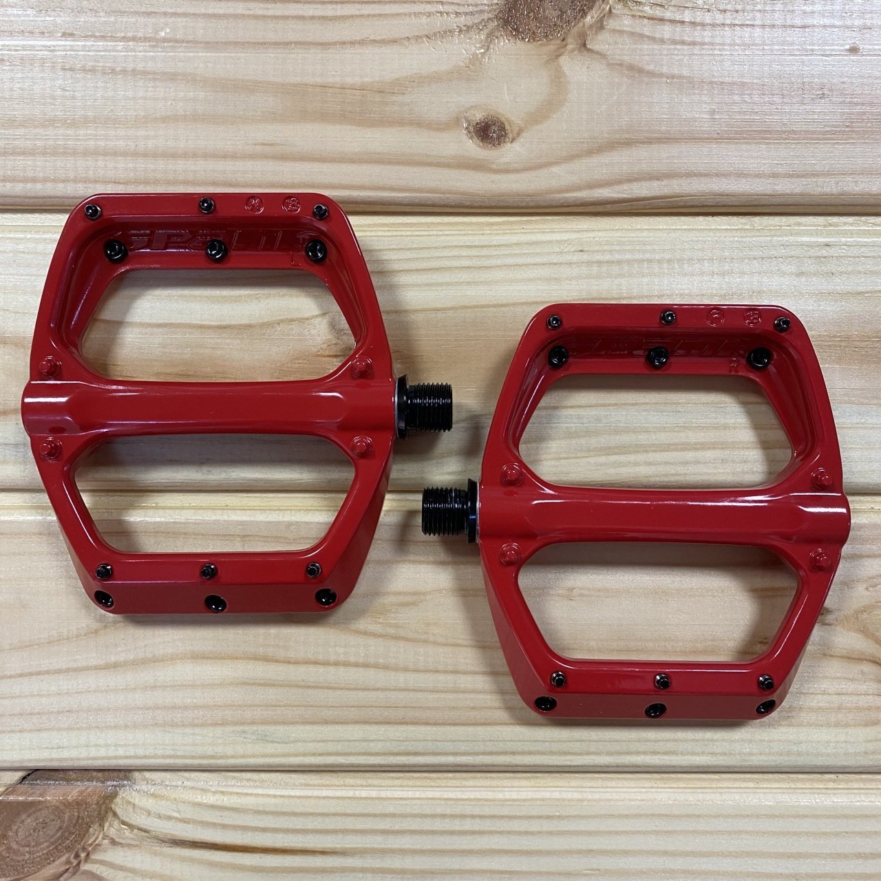 Spank Spoon DC Platform Pedal - Kırmızı