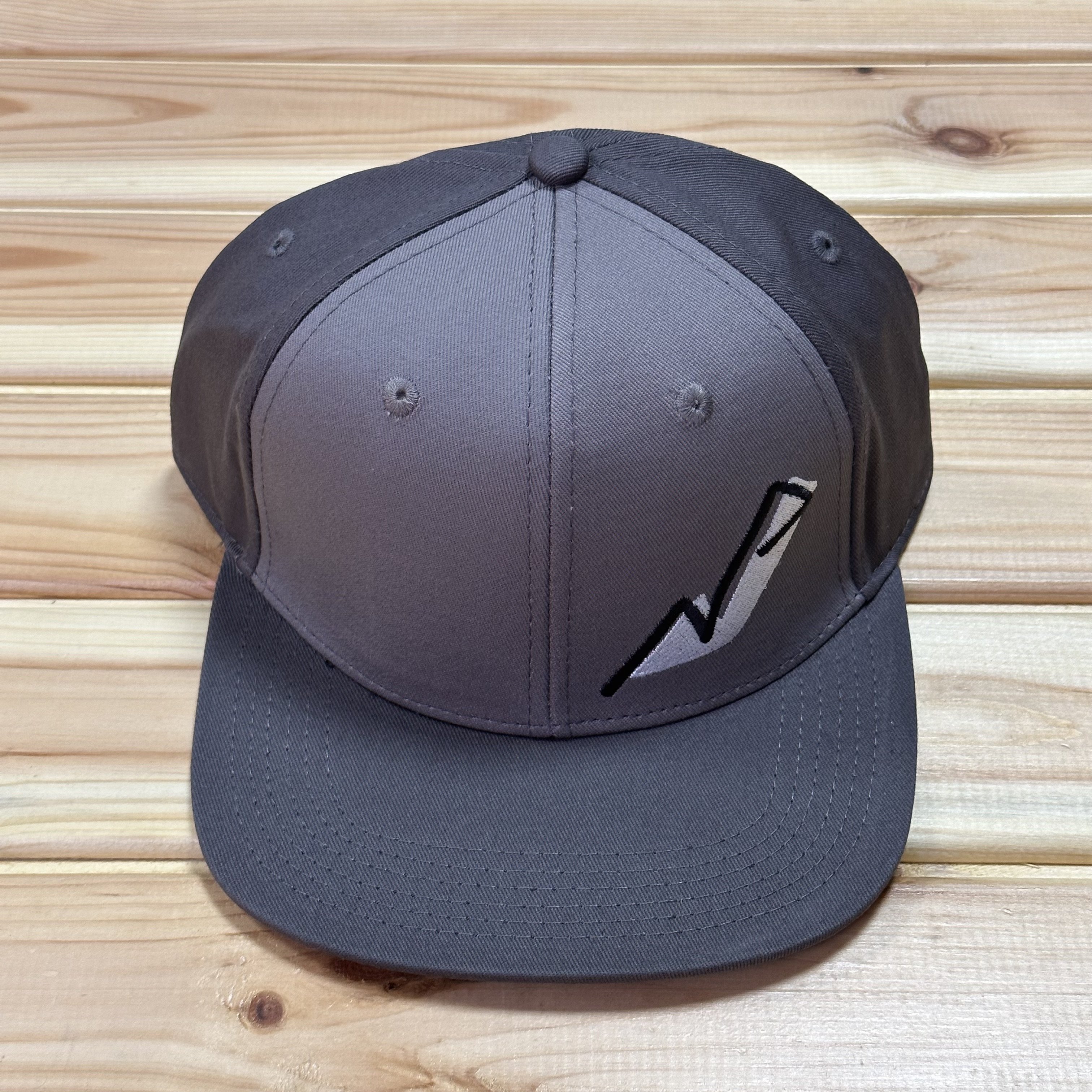 Nukeproof Flat Peak Cap Şapka - LTD Ed Gri/Siyah