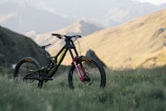 Santa Cruz V10 CC DH S - Gloss Black Speckle
