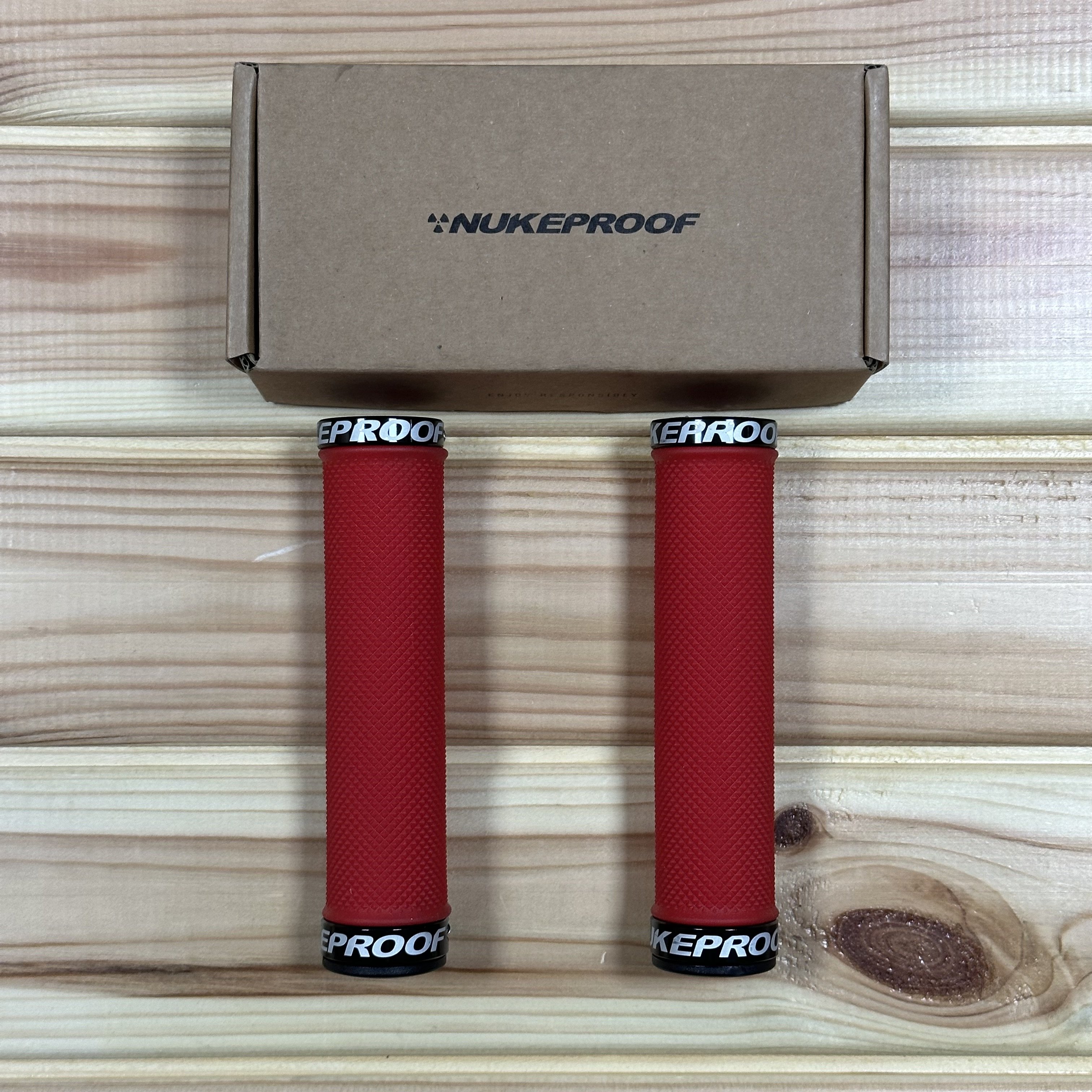 Nukeproof Neutron Knurled Lock-On Elcik - Kırmızı
