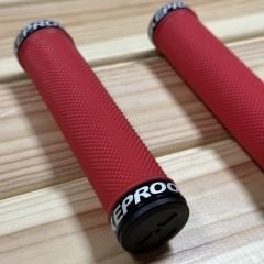 Nukeproof Neutron Knurled Lock-On Elcik - Kırmızı